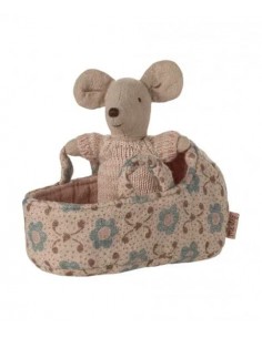 Bébé souris dans son...